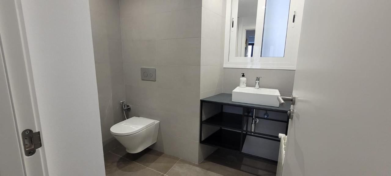 Cozy & Modern Apartment Hombre De Piedra Sevilla Bagian luar foto