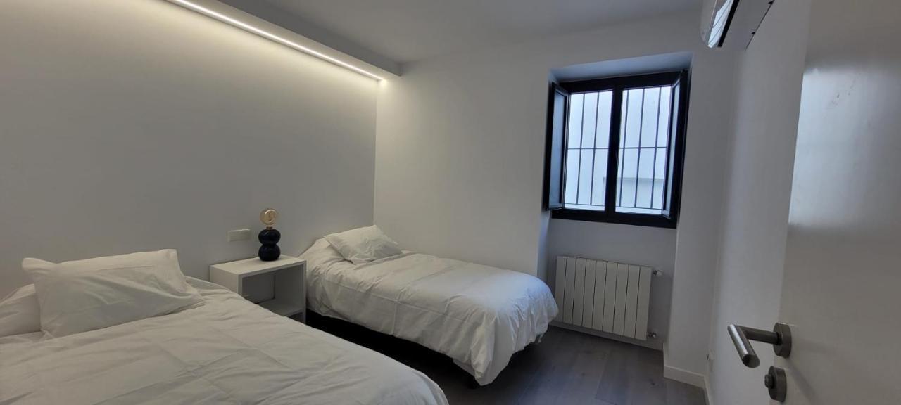 Cozy & Modern Apartment Hombre De Piedra Sevilla Bagian luar foto
